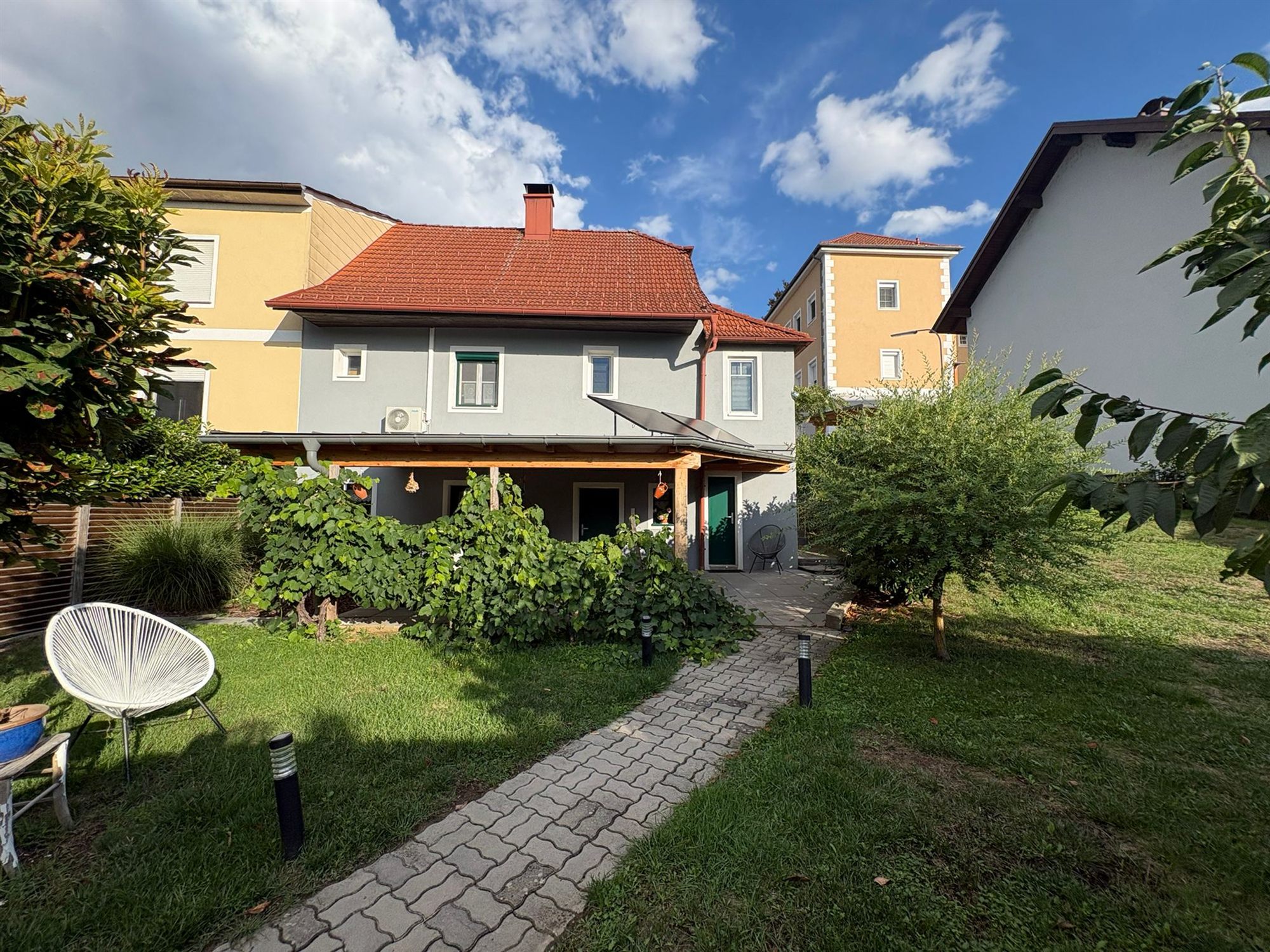 Außenansicht mit Garten