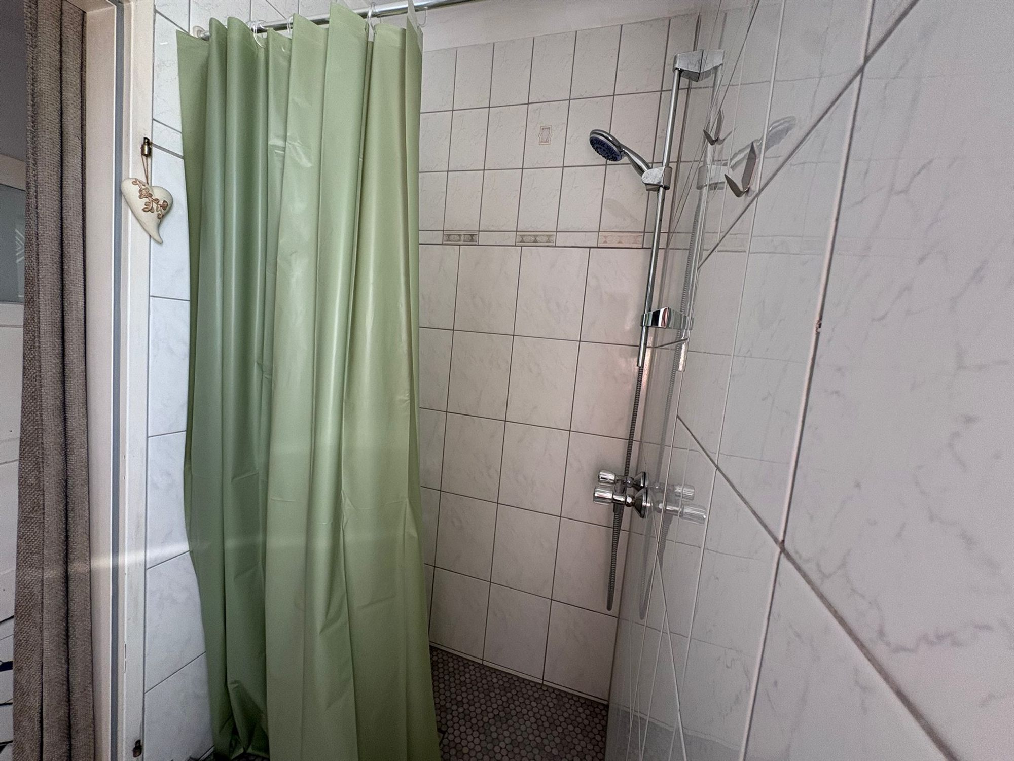 Badezimmer mit Dusche