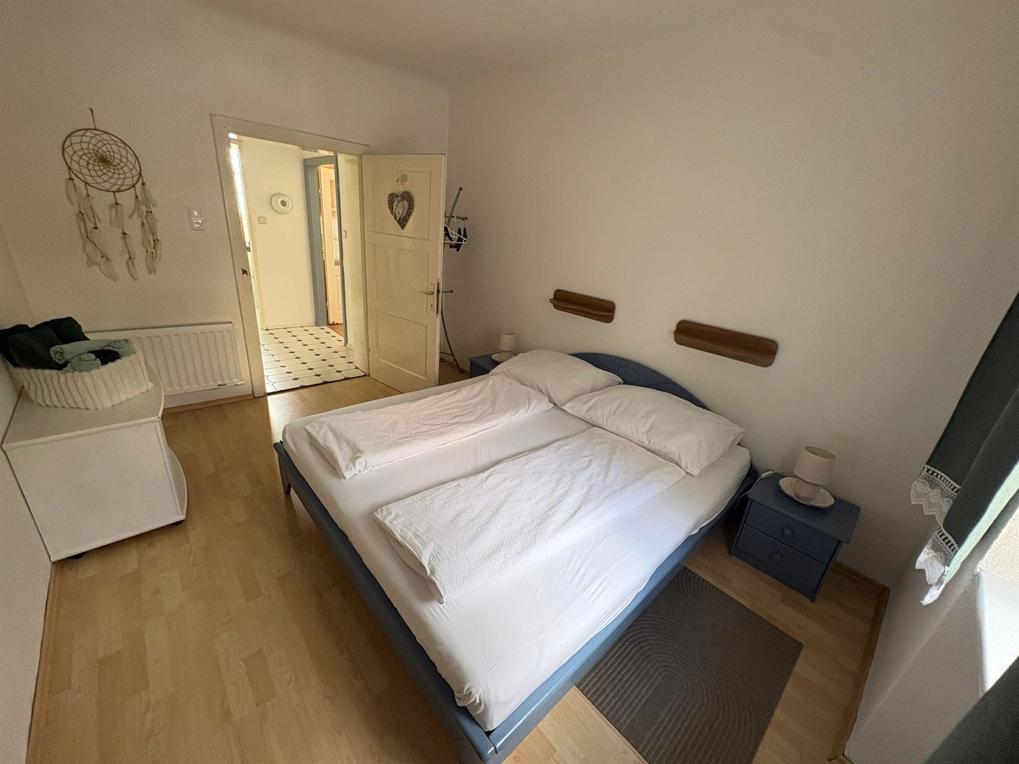 Schlafzimmer mit Doppelbett