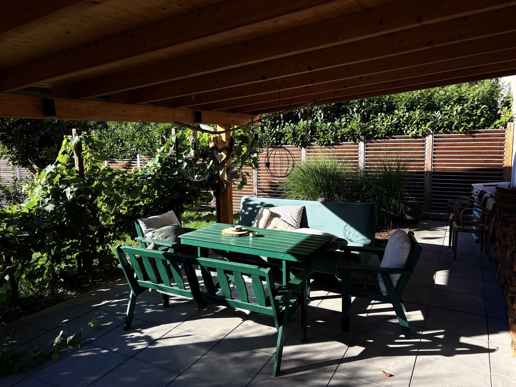 Überdachte Terrasse mit Sitzgruppe